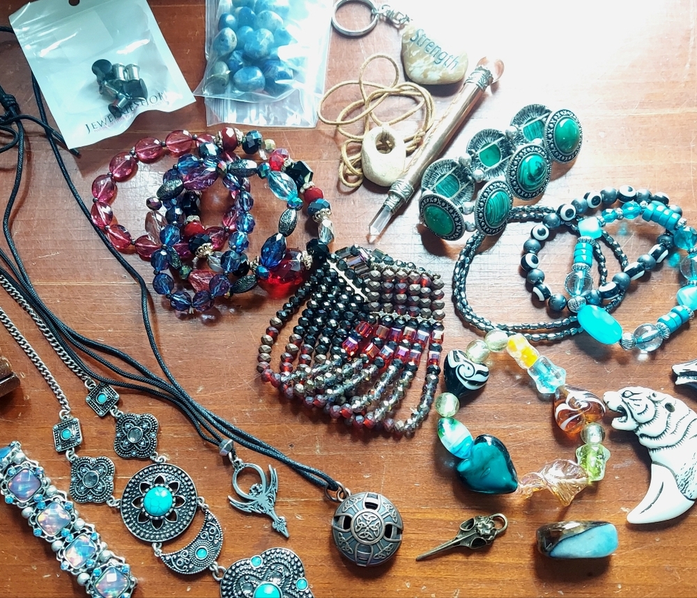Mixed Jewelry Lot- Necklaces Bracelets Charms And More - Picture 7 of 7